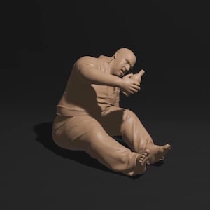 Peut inclure: Une sculpture monochrome d'une personne assise par terre, tenant une bouteille. La figurine est chauve et porte une chemise à manches courtes et un pantalon. La sculpture est de couleur marron clair et le fond est sombre.