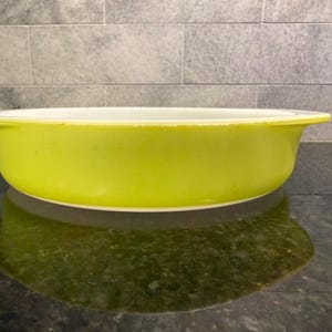 vintage Pyrex #221 round baking dish in lime green