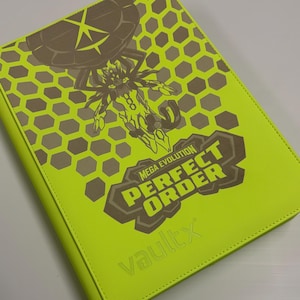 Puede incluir: Un archivador de cartas Vault X verde neón con un diseño gráfico marrón y amarillo. El diseño incluye una criatura estilizada, un patrón de panal y el texto "MEGA EVOLUTION PERFECT ORDER".