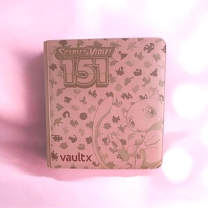 Pokémon 151 - Raccoglitore Vault X inciso al laser (solo rosa, 12 tasche, 480 slot di caricamento laterale)