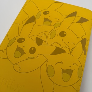 Pikachu lasergraverad Pokémon-kortpärm | Vault x 9-fickor gul | Pokémon TCG