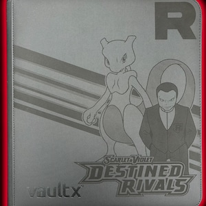 Può includere: Raccoglitore di carte grigio con un'immagine in rilievo di Mewtwo e un personaggio della serie Scarlet & Violet: Destined Rivals. Il raccoglitore presenta il logo Vault X e la lettera "R" sulla copertina. I bordi sono delineati in rosso.