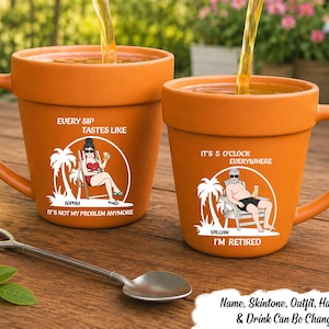 Könnte beinhalten: Zwei terrakottafarbene Keramiktassen in Form von Blumentöpfen, jeweils mit einer Grafik einer Person im Strandstuhl unter Palmen. Die linke Tasse trägt die Aufschrift EVERY SIP TASTES LIKE IT'S NOT MY PROBLEM ANYMORE und SOPHIA. Die rechte Tasse zeigt IT'S 5 O'CLOCK EVERYWHERE I'M RETIRED und WILLIAM.