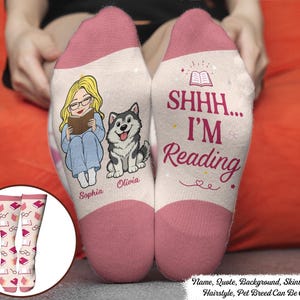 Shh We're Reading Anpassade Crew-strumpor, Anpassade namn Crew-strumpor, Bokälskares present, Hund Kattälskaresstrumpor, Mysiga läsaresstrumpor, Bokmalspresent