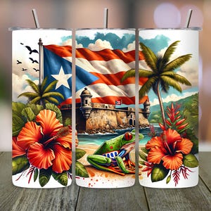 Op de afbeelding: Een witte beker met een ontwerp met de Puerto Ricaanse vlag, een fort, palmbomen en een groene kikker. Het ontwerp bevat rode en oranje hibiscusbloemen en een bewolkte blauwe lucht.