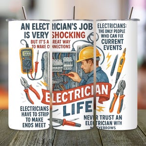 Könnte beinhalten: Ein weißer Becher mit einem Design, das einen Elektriker bei der Arbeit an einer Schalttafel zeigt. Das Design enthält Werkzeuge, Text und die Worte "Electrician Life".