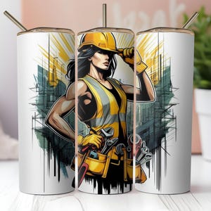 Pode incluir: Um copo branco de 590 ml com uma ilustração de uma trabalhadora da construção. O design mostra uma mulher com capacete amarelo, colete de segurança e cinto de ferramentas, segurando uma chave. O fundo inclui uma paisagem urbana e um sol amarelo.