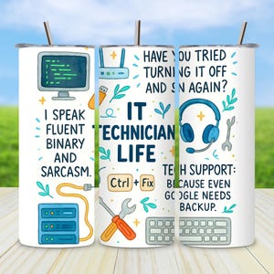 Puede incluir: Tres vasos aislados blancos con diseños humorísticos con temática de técnico informático. Uno dice "Hablo binario y sarcasmo con fluidez". Otro dice "IT Technician Life". El tercero dice "¿Has probado a apagarlo y volverlo a encender?"