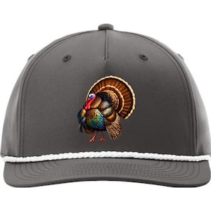 Può includere: Un cappellino da baseball grigio con un'illustrazione colorata di un tacchino. Il tacchino ha piume marroni, blu e rosse. Il cappellino ha un dettaglio di corda bianca lungo il bordo.