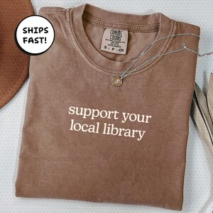 Camiseta "Apoya a tu biblioteca local", Comfort Colors® para amantes de la lectura, regalo divertido para bibliotecarios o profesores / MT296