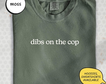 Me quedo con la camiseta de policía: Camiseta divertida de esposa de policía con colores cómodos / MT182