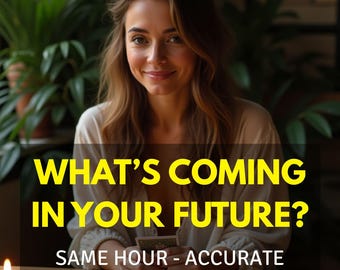 Könnte beinhalten: Eine lächelnde Frau hält Tarotkarten, mit dem Text "WHAT'S COMING IN YOUR FUTURE?" und "SAME HOUR - ACCURATE" in einer gelben Box. Eine brennende Kerze und Tarotkarten liegen auf dem Tisch.