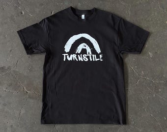 Camiseta con gráfico de arcoíris doble de Turnstile