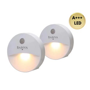 Peut inclure: Deux veilleuses LED blanches et rondes avec détecteur de mouvement. Les lumières ont un fond incurvé et la marque "BABIVA" imprimée sur le devant. Un autocollant doré avec "A+++ LED" est dans le coin supérieur droit.