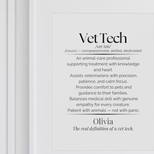 Könnte beinhalten: Ein gerahmter Druck mit der Definition von "Vet Tech" in schwarzem Text auf weißem Hintergrund. Die Definition enthält die Aussprache des Wortes, eine Beschreibung der Rolle und den Namen "Olivia" unten.