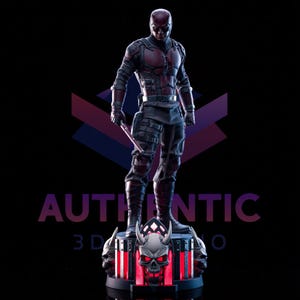 Puede incluir: Estatua detallada de un superhéroe con un traje rojo y negro, sosteniendo un arma. La figura se encuentra sobre una base con un diseño de calavera y la palabra "AUTHENTIC" es visible. La estatua mide aproximadamente 30 cm de altura.