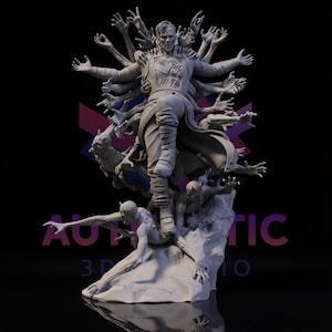 Puede incluir: Una detallada escultura gris de un personaje con múltiples brazos y figuras en la base. El personaje está de pie sobre una base rocosa con los brazos extendidos. La escultura tiene un fondo oscuro.