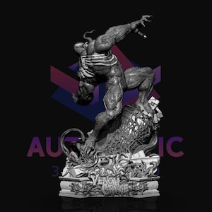 Puede incluir: Escultura en escala de grises de Venom, un personaje de Marvel Comics, en una pose dinámica. La figura es muy detallada, con definición muscular visible y una apariencia texturizada, similar a un alienígena. La base presenta el texto "Venom Carnage".