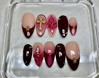 Uñas postizas con flores 3D: Punta francesa roja con efecto almendra ombré