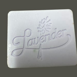 Handgemachte Lavendelseife mit Kokosnussöl: Handgemachte Blumenseife