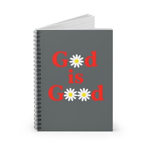 Op de afbeelding: Een spiraalgebonden notitieboek met een grijze kaft. De woorden "God is Good" zijn in het rood gedrukt met witte madeliefjesaccenten. Het notitieboek is open en toont witte gelinieerde pagina's.