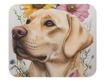 Puede incluir: Un posavasos cuadrado con un Labrador Retriever dorado con una nariz rosada, rodeado de girasoles amarillos, flores rosas y moradas y follaje verde. El perro mira hacia la izquierda.
