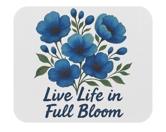 Peut inclure: Sous-verre carré blanc avec un motif floral. L'image présente un bouquet de fleurs bleues avec des feuilles et des bourgeons verts. Le texte "Live Life in Full Bloom" est écrit en bleu foncé.