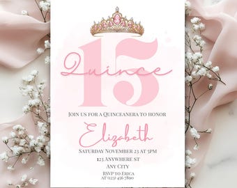 Może przedstawiać: Różowe zaproszenie na Quinceañera z ilustracją złotej i różowej tiary. Zaproszenie zawiera liczbę 15, słowo "Quince" i imię "Elizabeth". Zaproszenie zawiera również datę, godzinę i miejsce.