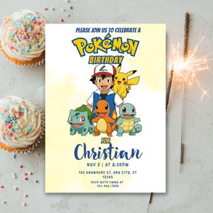 Puede incluir: Una invitación de cumpleaños de Pokémon con Ash, Pikachu y otros personajes de Pokémon. La invitación incluye el nombre "Christian", la fecha, la hora y la información de RSVP. Dos cupcakes con chispas están en el fondo.