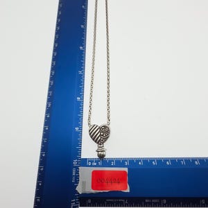 Collier BRIGHTON « Confit » Pendentif coeur à volutes réversible plaqué argent 18 po. image 8
