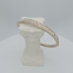 Puede incluir: Un juego de tres tazas de cerámica con un acabado mate moteado. Las tazas son de color crema, gris claro y gris oscuro. Cada taza tiene un diseño simple y minimalista, ideal para café o té.