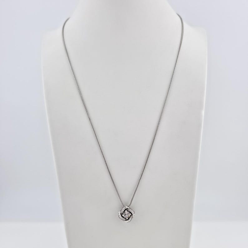 Collar BRIGHTON 'Eternity Knot' con cristales SWAROVSKI reversibles, baño de plata, 20" imagen 5