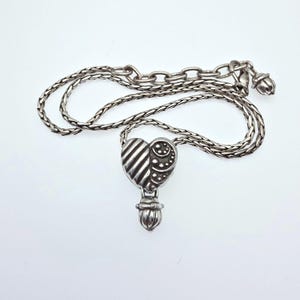 Collier BRIGHTON « Confit » Pendentif coeur à volutes réversible plaqué argent 18 po. image 2
