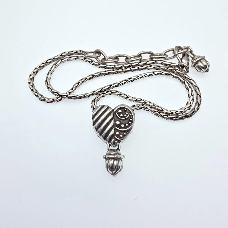 Collier BRIGHTON « Confit » Pendentif coeur à volutes réversible plaqué argent 18 po. image 2