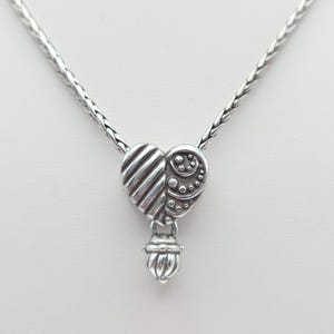 Collier BRIGHTON « Confit » Pendentif coeur à volutes réversible plaqué argent 18 po. image 1