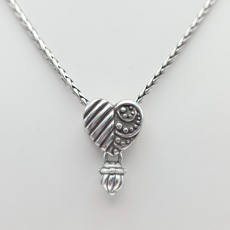 Collier BRIGHTON « Confit » Pendentif coeur à volutes réversible plaqué argent 18 po. image 1