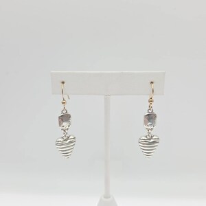 BRIGHTON 'Heart Strings' Ohrringe Gestreiftes Herz Etch Silver Plate Dangle Drop Bild 5
