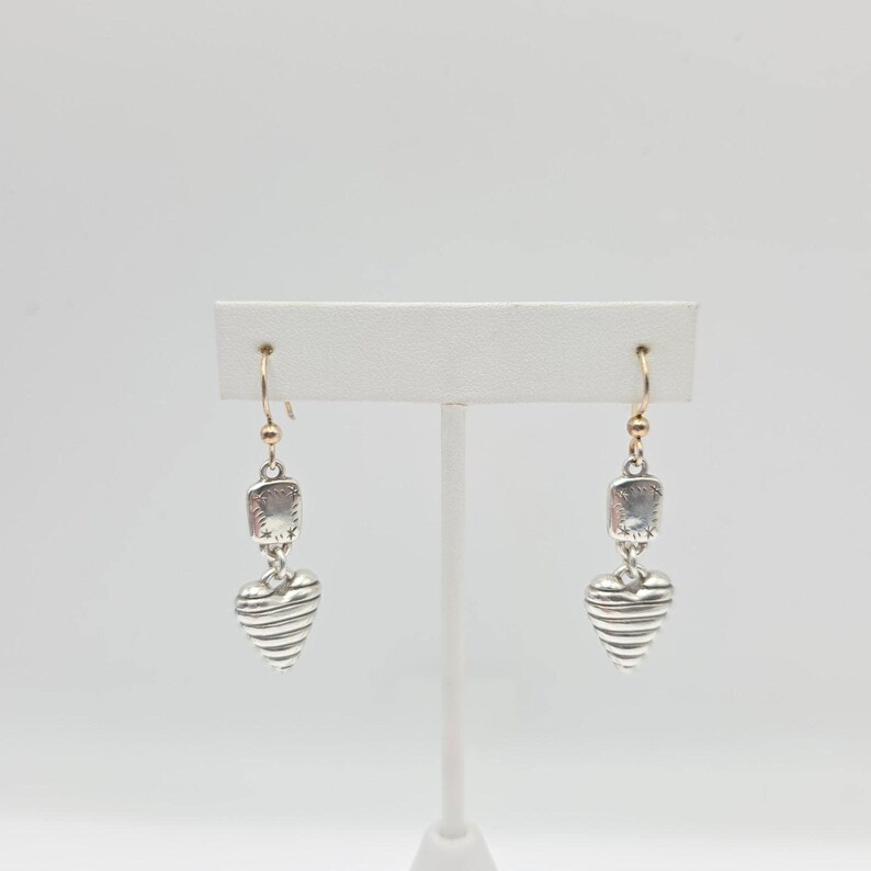BRIGHTON 'Heart Strings' Ohrringe Gestreiftes Herz Etch Silver Plate Dangle Drop Bild 5