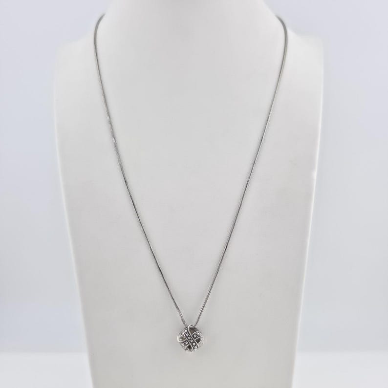 Collar BRIGHTON 'Eternity Knot' con cristales SWAROVSKI reversibles, baño de plata, 20" imagen 6