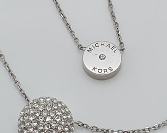 Collar MICHAEL KORS 'Brilliance' con bola incrustada de cristales pavé y baño de rodio de 20 pulgadas.