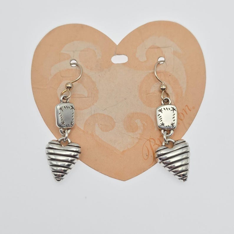 BRIGHTON 'Heart Strings' Ohrringe Gestreiftes Herz Etch Silver Plate Dangle Drop Bild 1