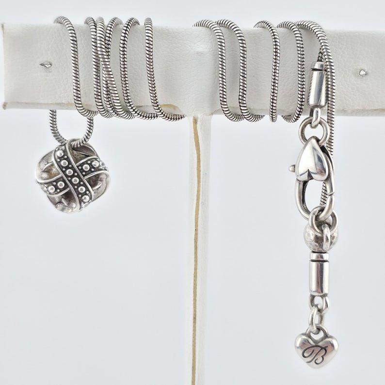 Collar BRIGHTON 'Eternity Knot' con cristales SWAROVSKI reversibles, baño de plata, 20" imagen 8
