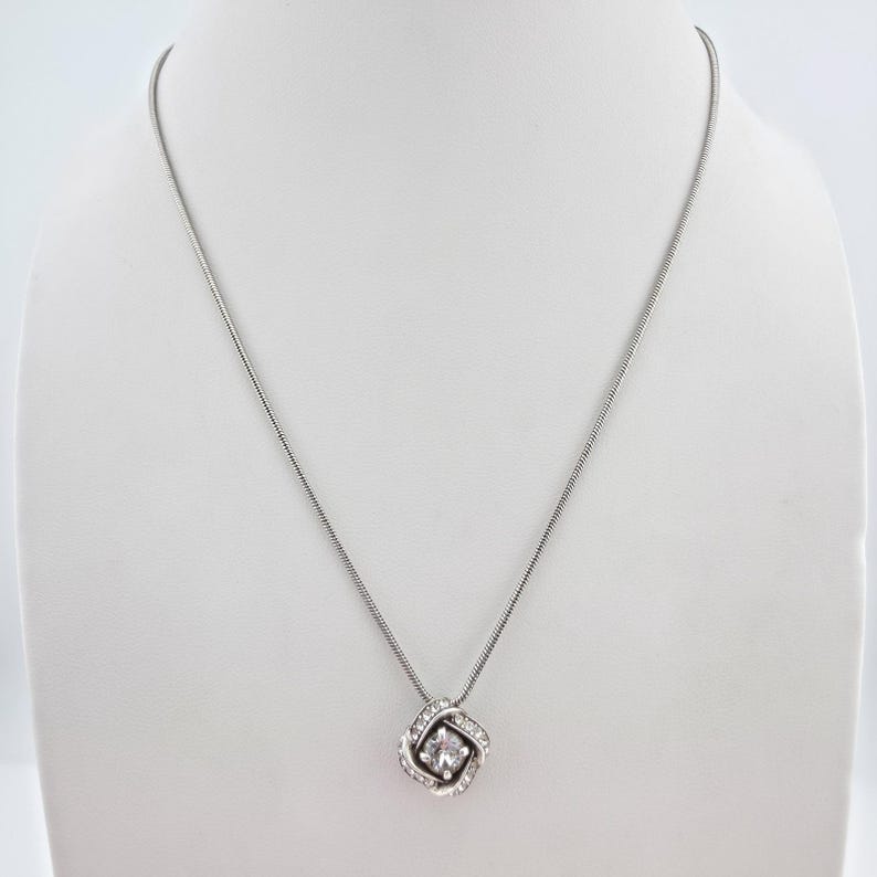 Collar BRIGHTON 'Eternity Knot' con cristales SWAROVSKI reversibles, baño de plata, 20" imagen 3