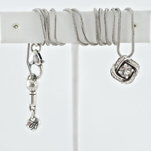 Collar BRIGHTON 'Eternity Knot' con cristales SWAROVSKI reversibles, baño de plata, 20" imagen 7
