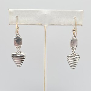 BRIGHTON 'Heart Strings' Ohrringe Gestreiftes Herz Etch Silver Plate Dangle Drop Bild 4