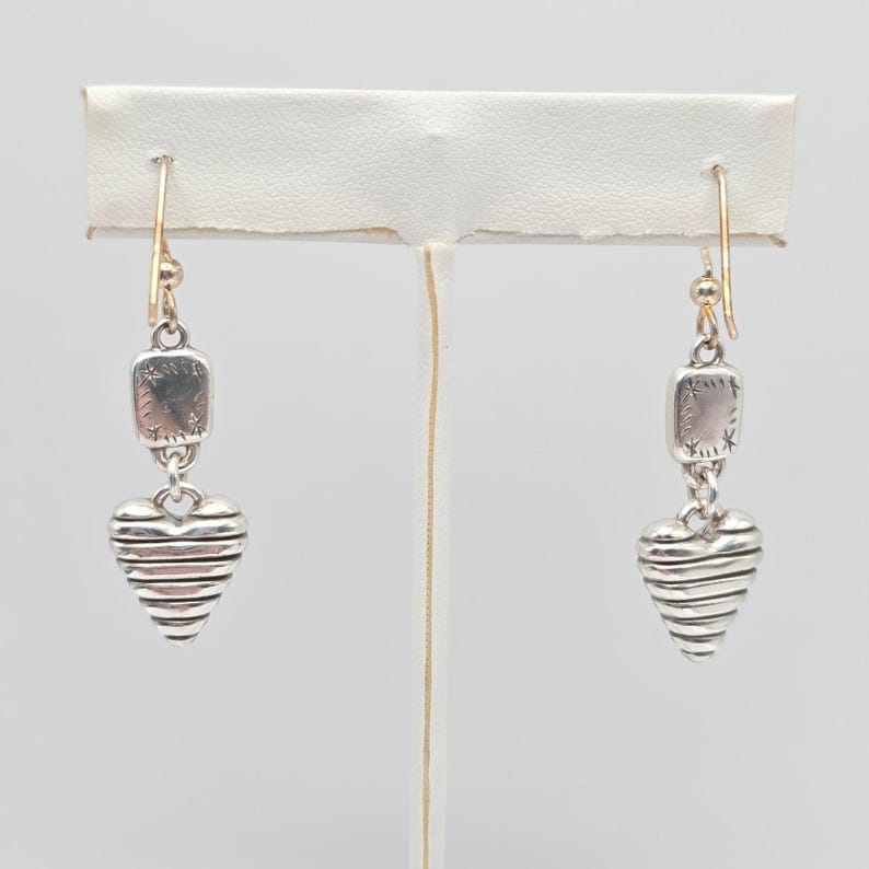 BRIGHTON 'Heart Strings' Ohrringe Gestreiftes Herz Etch Silver Plate Dangle Drop Bild 4