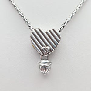 Collier BRIGHTON « Confit » Pendentif coeur à volutes réversible plaqué argent 18 po. image 5