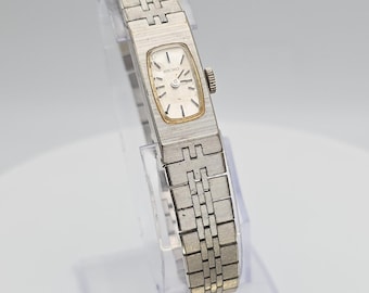 Reloj de señora SEIKO vintage 1520-3339, analógico, de cuerda manual, con correa plateada.