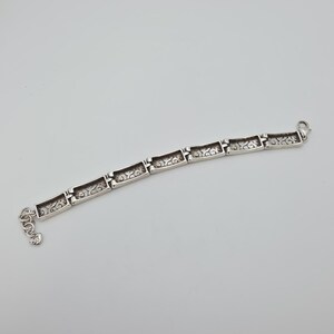 Pulsera BRIGHTON 'Deco Lace' con panel estrecho y calado, chapada en plata, 19,7 cm (7,75 pulgadas) imagen 5