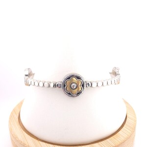 Pulsera rígida BRIGHTON Flower Station con detalles de cristales y baño de oro y plata de 8 pulgadas.